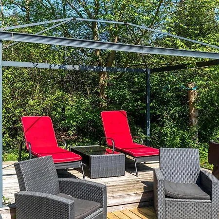 בית נופש With A Fireplace 07